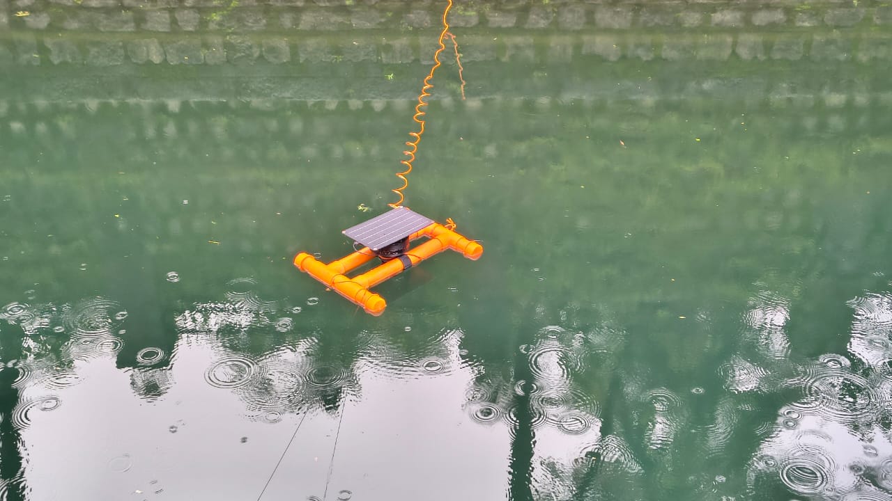 Jalio pod deployed on water from above